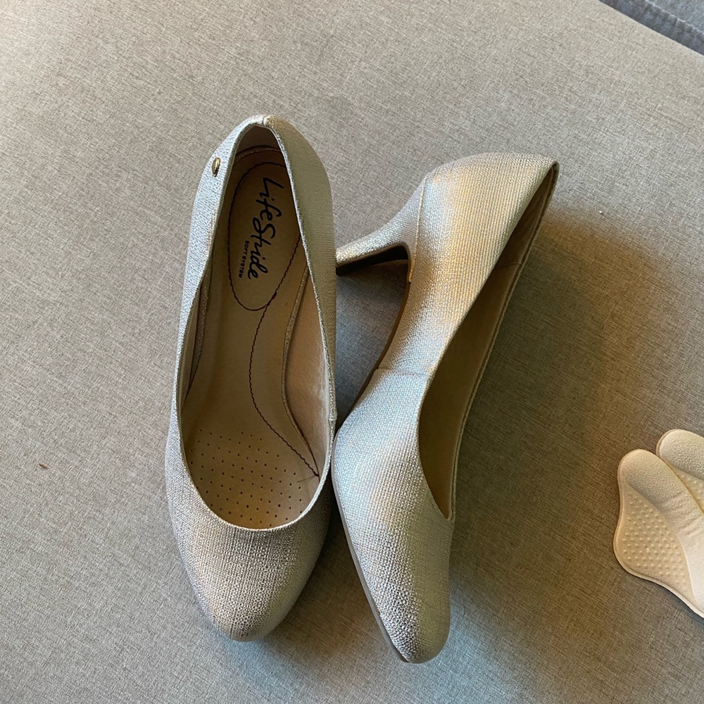 8.5W Life Stride Parigi Pump Platinum with unworn comfort inserts